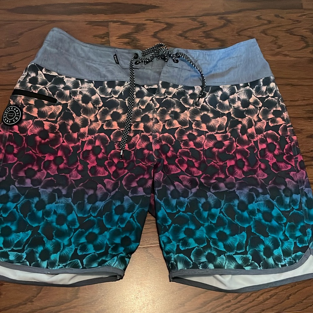 Men’s rip curl board shorts, XL multicolored